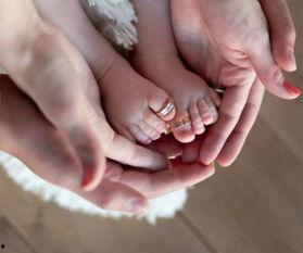 三口之家小手照片,小手传递爱的温度